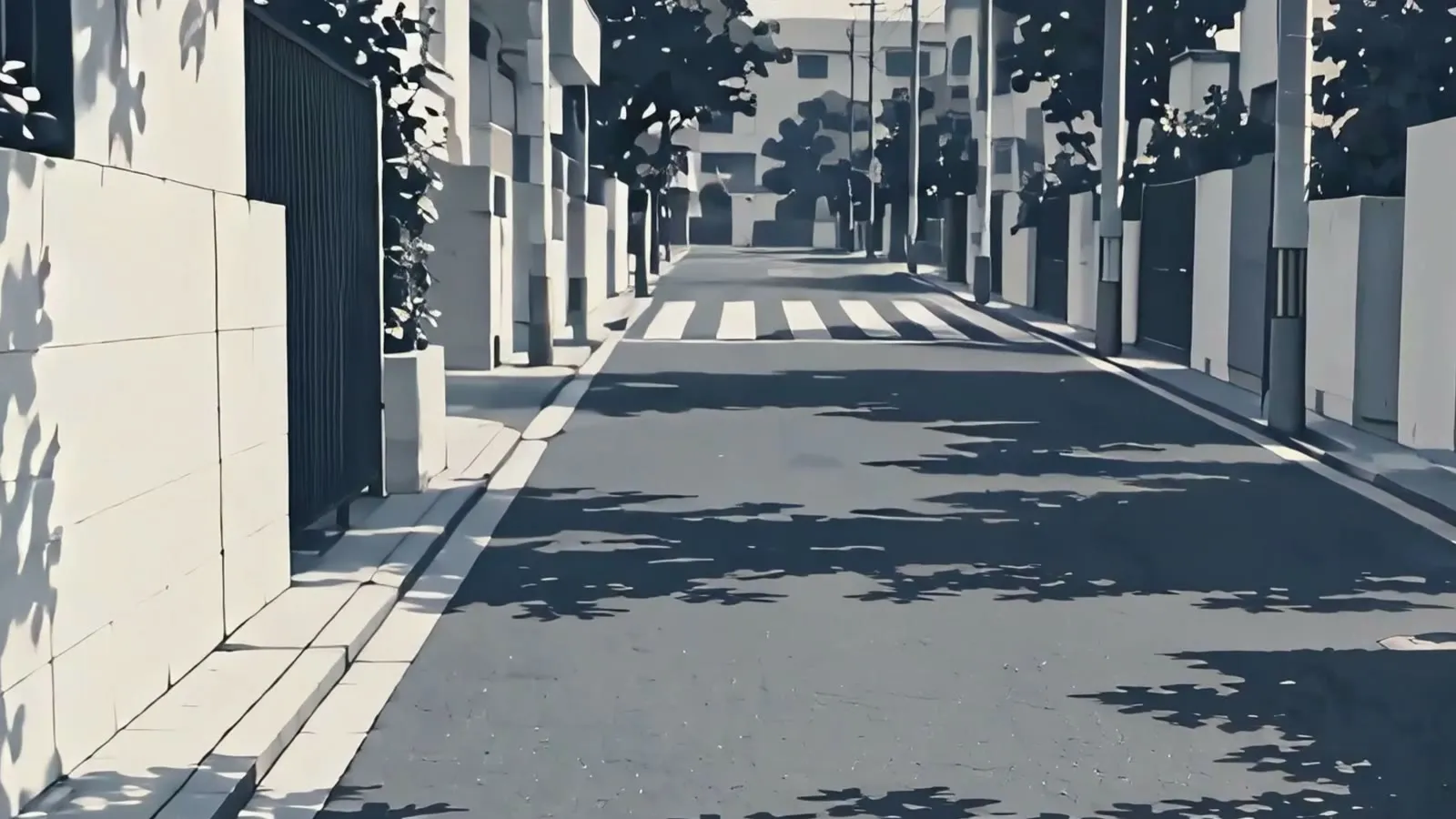 白い塀と木の影が続く平坦な住宅街の道と、奥に見える横断歩道