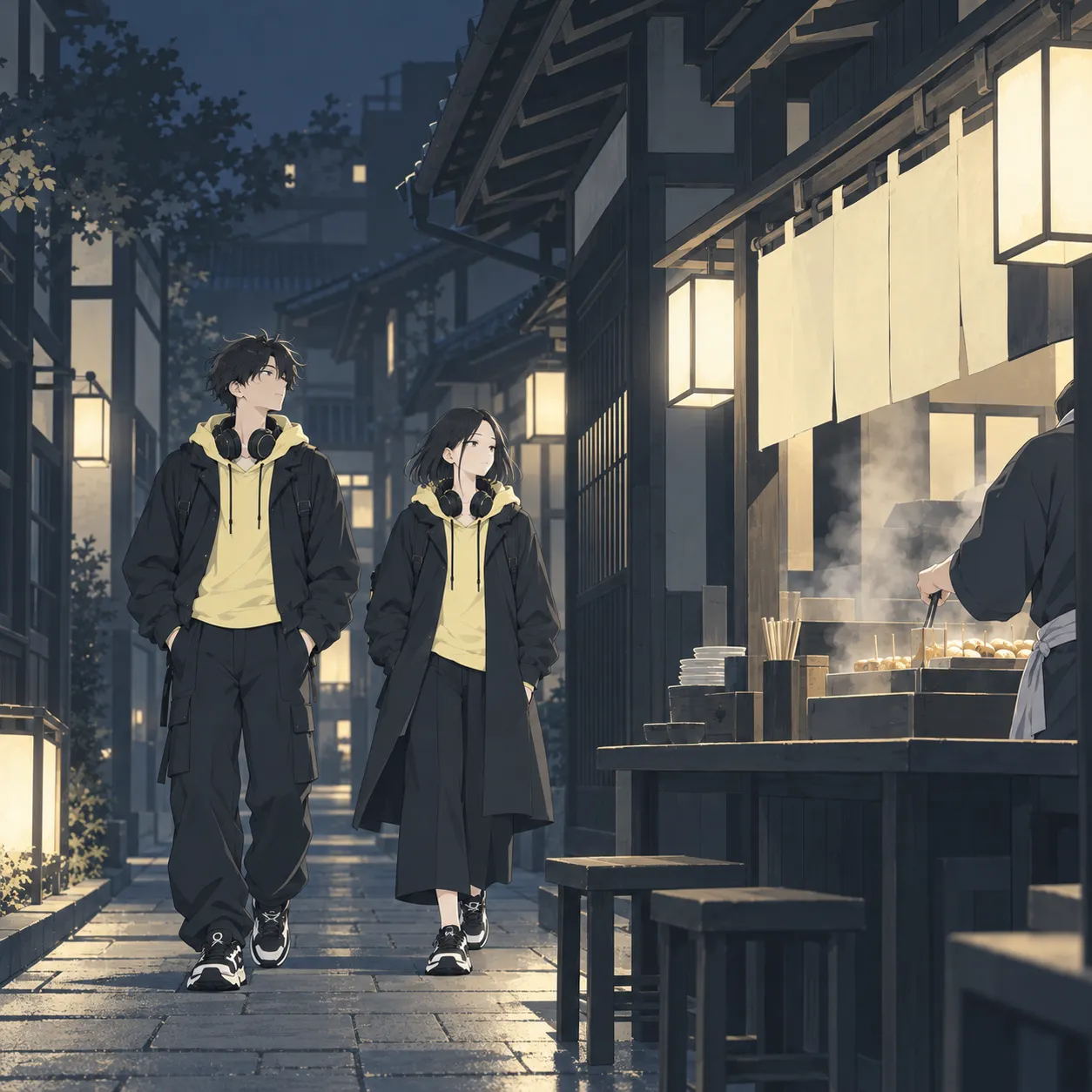 夜の木造の路地で、黄色いフーディーの二人が湯気の上がる屋台へ歩いて近づいている